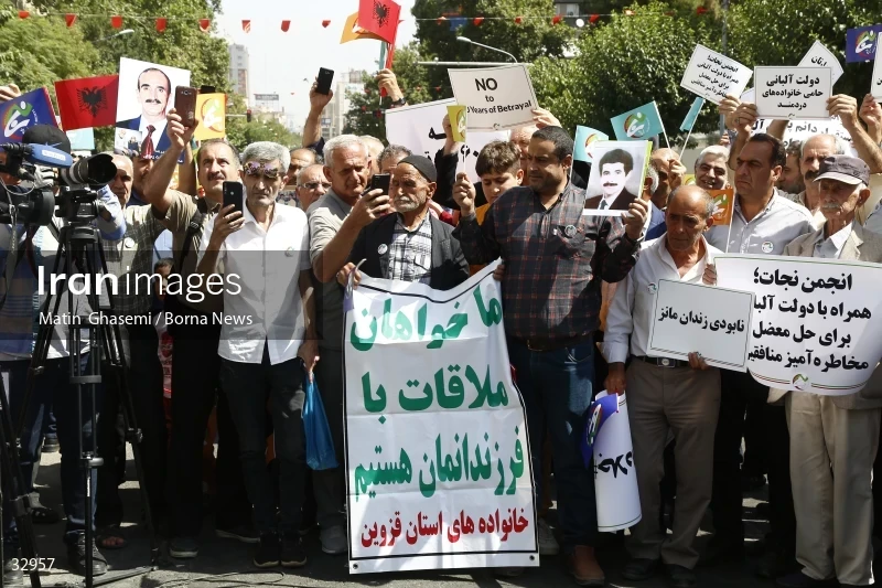 Gathering of "Nejat Society" members in front of the Red Cross office in Tehran