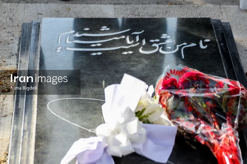 Hossein Monzavi's tomb