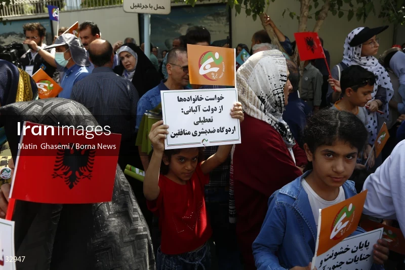 Gathering of "Nejat Society" members in front of the Red Cross office in Tehran