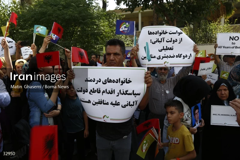 Gathering of "Nejat Society" members in front of the Red Cross office in Tehran