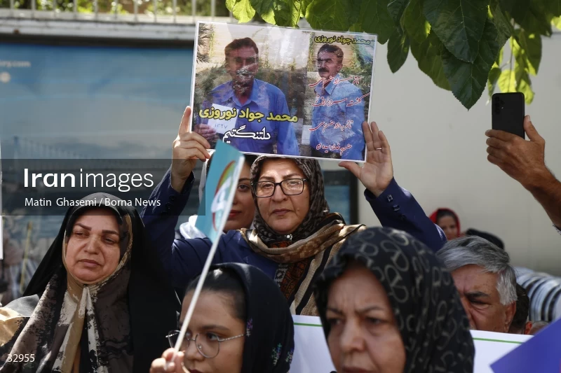 Gathering of "Nejat Society" members in front of the Red Cross office in Tehran