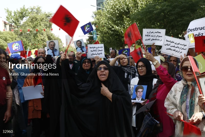 Gathering of "Nejat Society" members in front of the Red Cross office in Tehran
