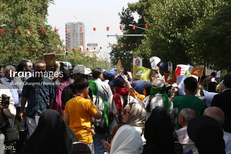 Gathering of "Nejat Society" members in front of the Red Cross office in Tehran