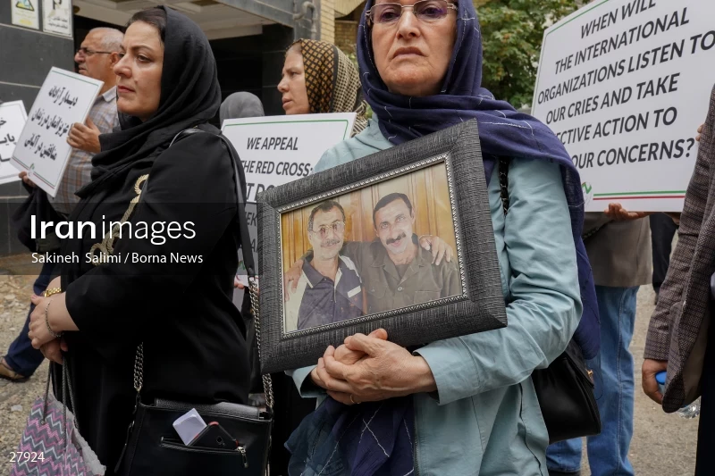 Gathering of "Nejat Society" members in front of the Red Cross office in Tehran