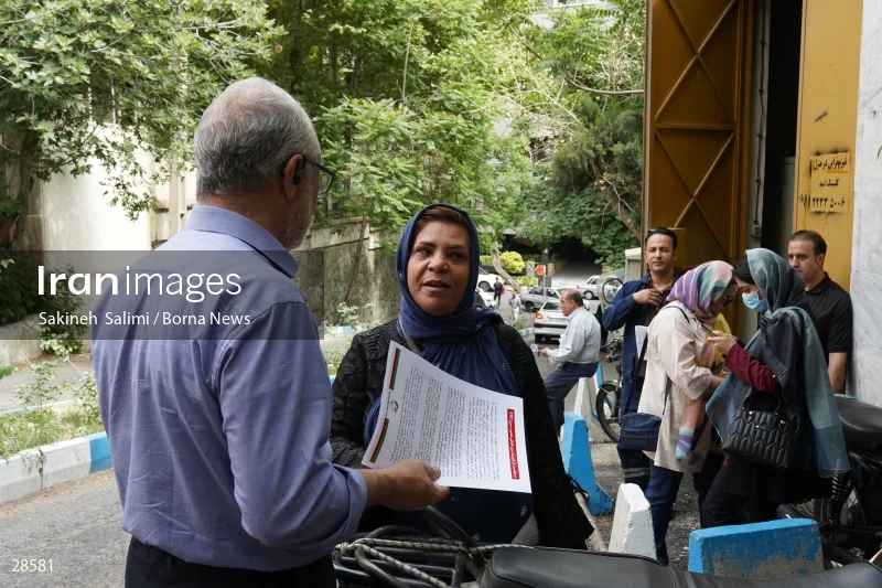 Gathering of "Nejat Society" members in front of the Red Cross office in Tehran