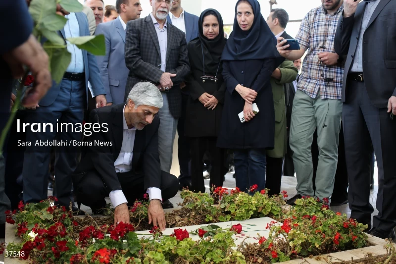 The presence of Kioumars Hashemi at the Tomb of the Unknown Martyrs
