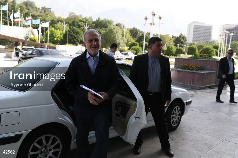Massoud Pezeshkian on the "Safe Aval (Prime Row)" program on the News Network