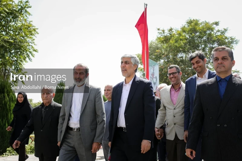 The presence of Kioumars Hashemi at the Tomb of the Unknown Martyrs